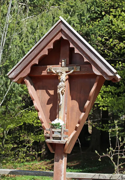 Capital com o crucifixo de madeira de montanha — Fotografia de Stock