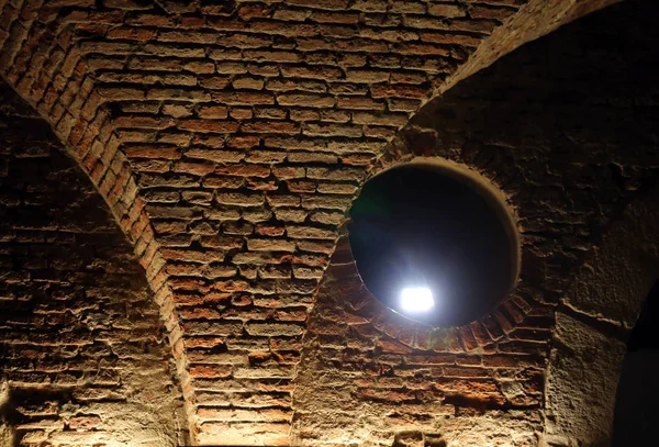 Kemerli gece tarihi binanın ayrıntılarını — Stok fotoğraf