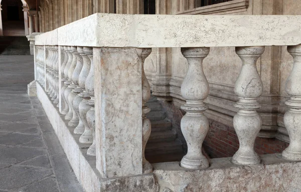 Detail of the stone balustrade of the Palladian Basilica in the — Stock Photo, Image