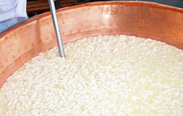 Calderone di rame grande caldo con il latte coagulato per la produzione — Foto Stock