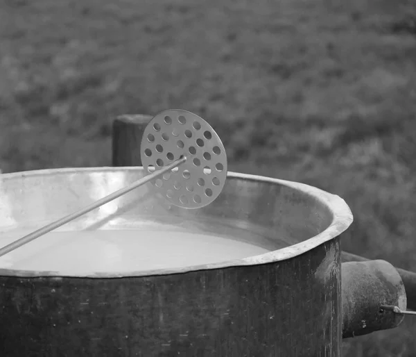 Outil spécial pour mélanger le lait présure dans le chaudron de cuivre à pr — Photo