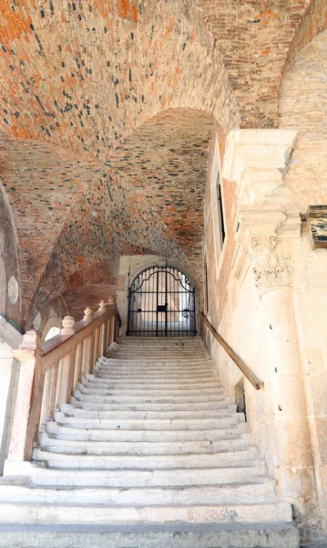 Scala con gradini in pietra nella Basilica Palladiana in cit — Foto Stock