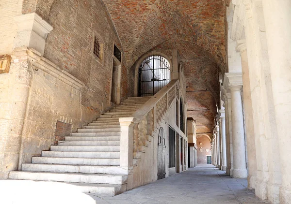 Escadaria larga com degraus de pedra para subir acima do Palladian Bas — Fotografia de Stock