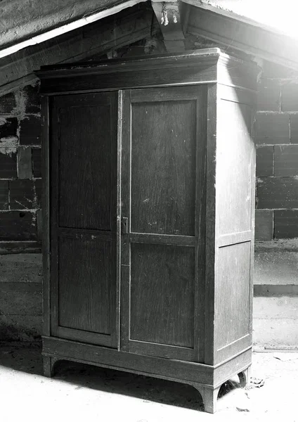 Wooden cabinet in a dusty attic of the house — Stock Photo, Image