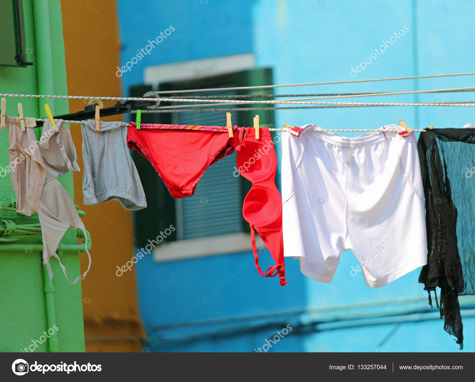 El Sujetador Y Las Bragas Rojos Grandes Colgaron Hacia Fuera Para Secarse  En El Sol Afuera Foto de archivo - Imagen de secado, lavadero: 83210008