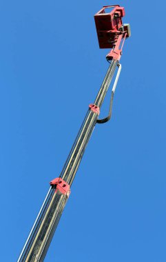 Hidrolik kolu ile bir hava platform metal sepet