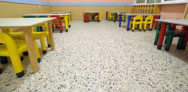 çocuklar için bir okul kantin sınıfta tablolar