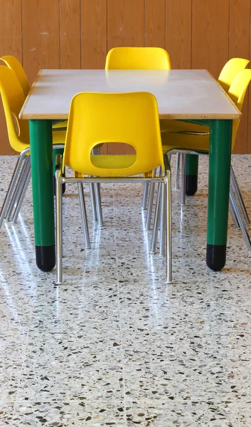 Klassenzimmer mit kleinem Tisch und gelben Stühlen — Stockfoto