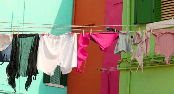 Kleding en ondergoed liggen in de zon te drogen — Stockfoto