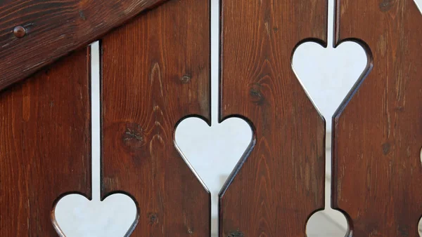 Fence with heart-shaped hole in a mountain home — Stock Photo, Image