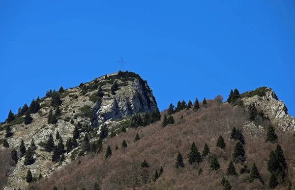 Yüksek dağın haç ile tepesinde — Stok fotoğraf