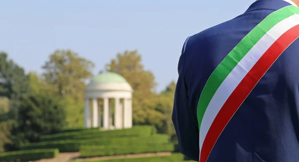Italský starosta s trikolóry vlajkou — Stock fotografie