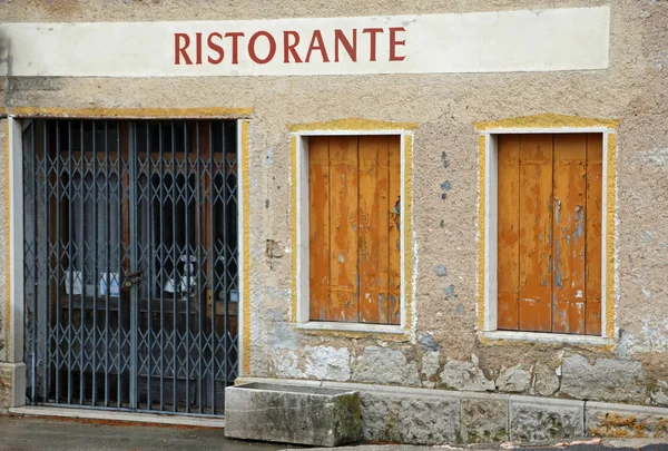 Итальянский ресторан закрыт — стоковое фото