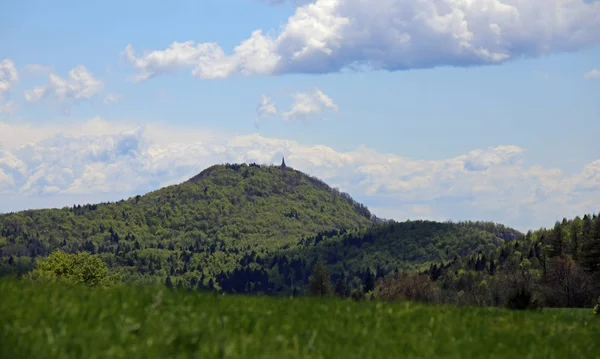 Berge mit dem kleinen Beinhaus des Monte Cimone in Italien — Stockfoto