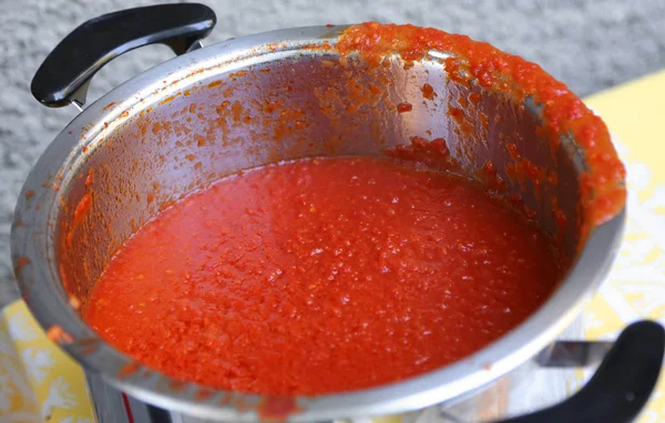 Olla con salsa de tomate rojo casero — Foto de Stock