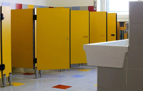 Handfat och toaletter av en förskola — Stockfoto