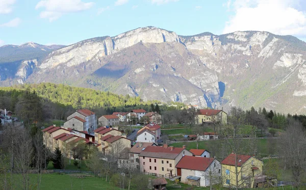 Malá vesnice s několika domy obklopené horami — Stock fotografie