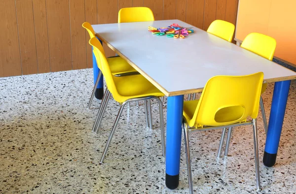 Mesa com cadeiras na sala de aula — Fotografia de Stock