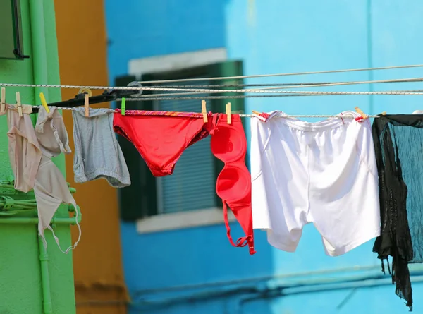 Roupa interior para mulher com sutiãs e calcinha deitada ao sol — Fotografia de Stock