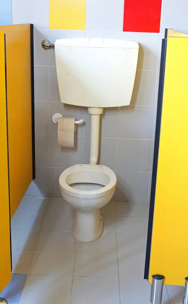 WC blanc avec rouleau de papier toilette dans la salle de bain maternelle — Photo