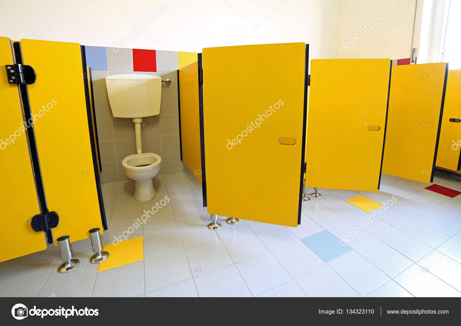 baby Baden in de badkamer — Stockfoto © ChiccoDodiFC #134323110 baby Baden in de badkamer — Stockfoto © ChiccoDodiFC #134323110
