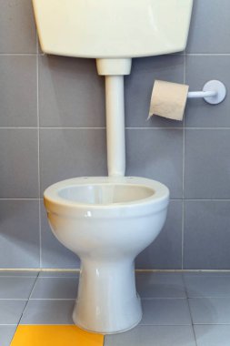 bir rulo tuvalet kağıdı ile küçük tuvalet