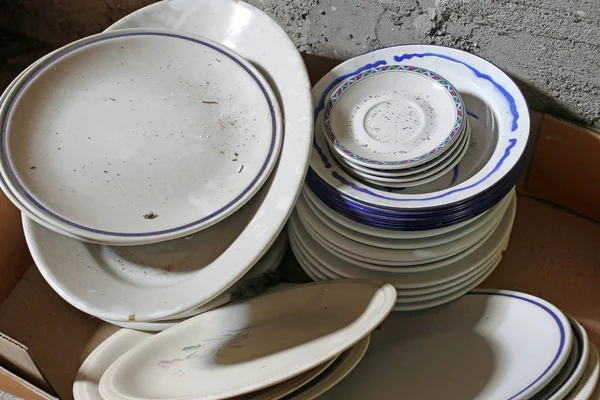 很多陶瓷盘子和碗碎 — 图库照片