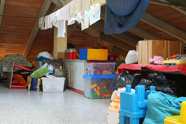 Viele Sachen und Kleidungsstücke hängen auf dem Dachboden — Stockfoto