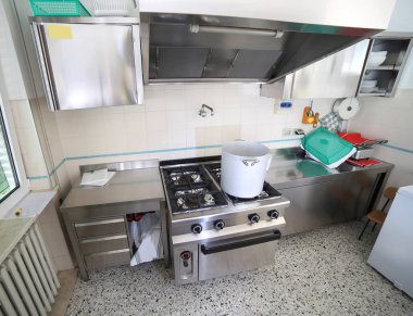 Bir anaokulu büyük soba ile mutfak içinde