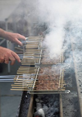 şiş ızgara et yemek hazırlar