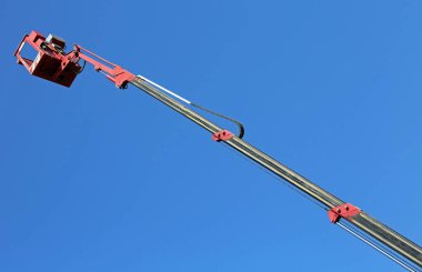 bir hava platformu ile mekanik kol genişletilmiş metal sepet 
