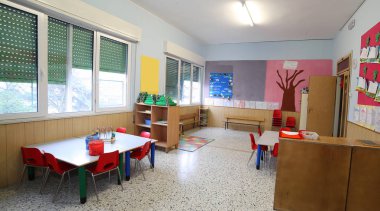 sandalye ve banklar ile içinde bir sınıf