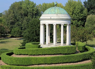 Kamu bahçe adada kubbe ile antik tapınak