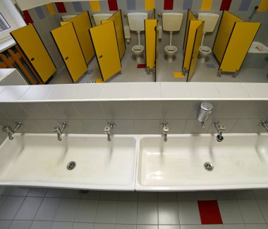 bir hemşirelik okulu küçük tuvalet ve seramik lavabo banyo