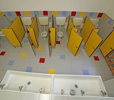 bir hemşirelik okulu ile küçük tuvalet banyo içinde
