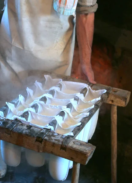 Quesera durante la producción de queso en una cabaña de montaña — Foto de Stock