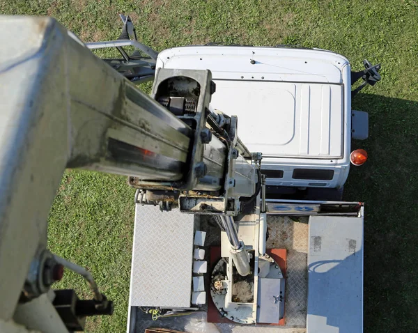 Camioneta con una escalera alta fotografiada desde la plataforma — Foto de Stock