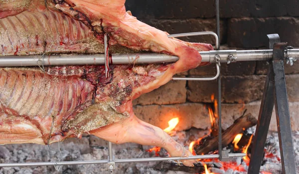 Pig cooked on a spit — Stock Photo, Image