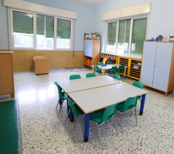 Dentro de un aula con sillas y mesas — Foto de Stock