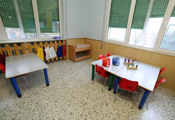 Dentro de un aula con sillas rojas y bancos — Foto de Stock