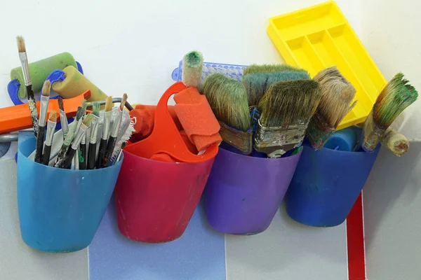 Muchos pinceles para pintar para secar después de su uso en la escuela del dolor — Foto de Stock