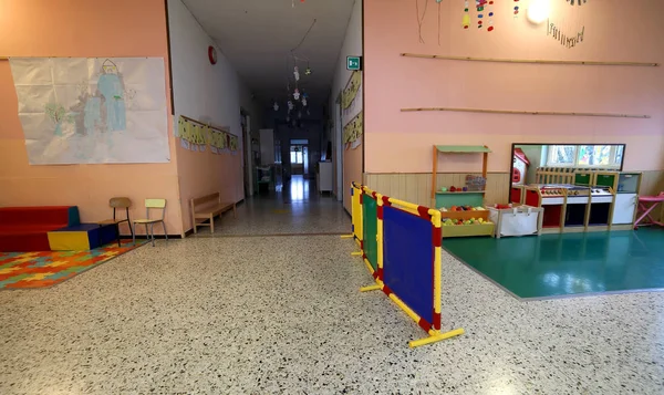 Átrio e sala de uma escola para crianças sem filhos — Fotografia de Stock