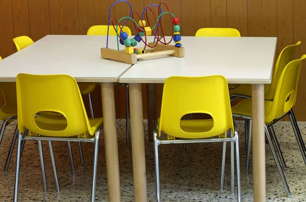 Gelbe Stühle mit Spielzeug über der Bank — Stockfoto