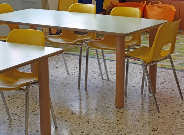 Chaises jaunes et petites tables école maternelle — Photo