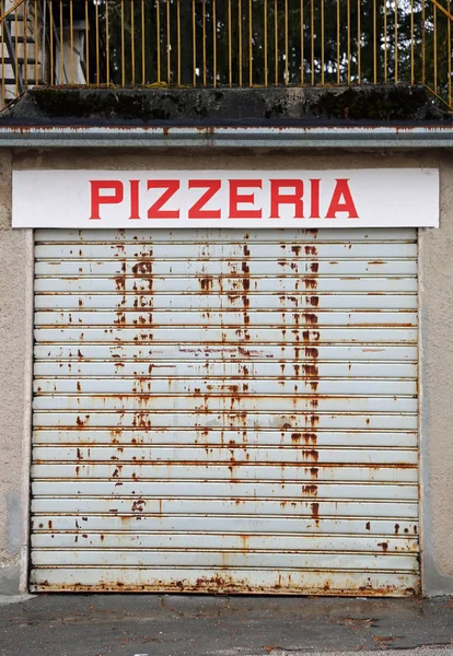 Closed Italian pizzeria — Stock Photo, Image