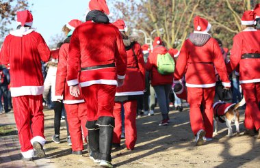insanlar th genel park çalıştırmak kırmızı Noel Baba giysileri ile