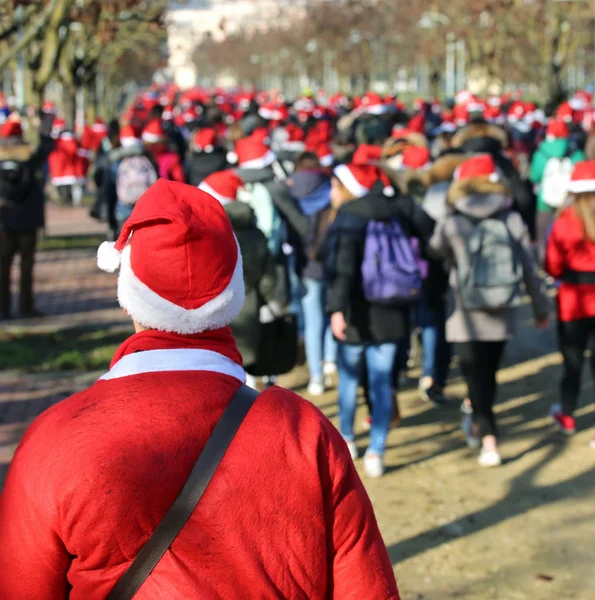 Wiele osób, przebrany za Świętego Mikołaja w mieście — Zdjęcie stockowe