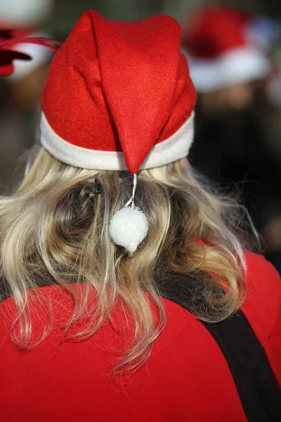 Mujer rubia con un sombrero de Santa Claus — Foto de Stock