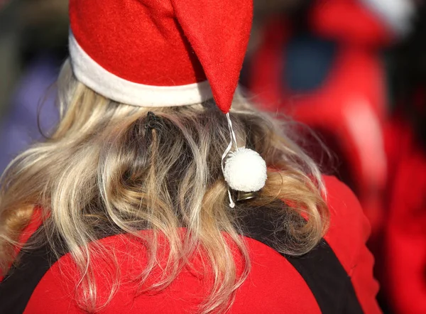 Mujer con el pelo largo y un vestido de Santa Claus — Foto de Stock