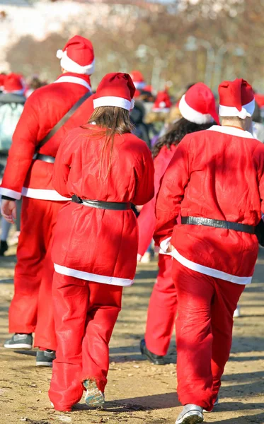 Personas con ropa roja de Santa Claus durante el evento — Foto de Stock